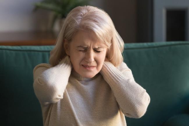 אישה מבוגרת סובלת מכאב כרוני כתוצאה מפיברומיאלגיה ובעלת סיכון מוגבר לדיכאון